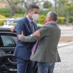 El presidente del Gobierno, Pedro Sánchez (i), con el Secretario General de UGT, Pepe Álvarez, a su llegada al segundo día del 43 Congreso Confederal de UGT