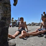 Dos menores migrantes procedente de Marruecos a su llegada a Ceuta