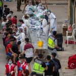 En la imagen decenas de menores llegados solos a Ceuta se hacen las pruebas de covid ayer miércoles en un polígono industrial de la ciudad autónoma