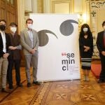 Presentación de los carteles de la 66 edición de la Seminci. En la imagen (i a d) el autor del cartel ganador, Jorge Barrientos; el director de la Seminci, Javier Angulo; el alcalde se ValladolId, Óscar Puente; la concejala de Cultura y Turismo, Ana Redondo y el gerente de la fundación municipal de Cultura, Carmelo Irigoyen