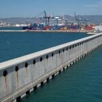 La huelga de transportistas en el puerto de Castellón afecta a las líneas navieras.