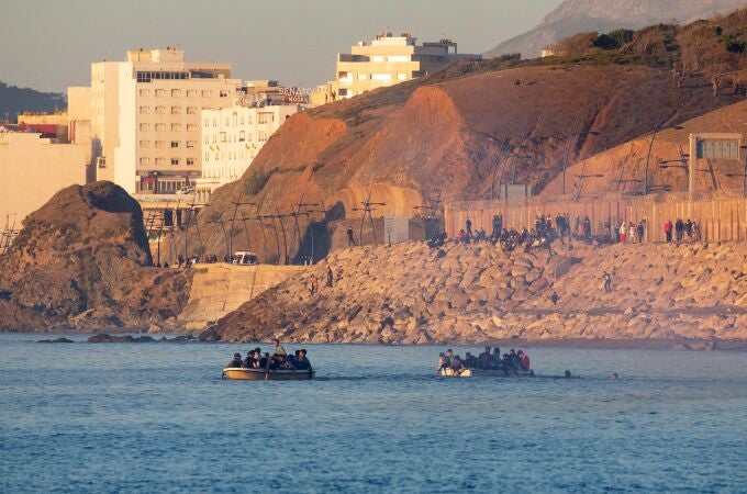 Imagen de archivo. Dos pateras abandonan la costa de Marruecos EFE/Brais Lorenzo Imagen de archivo. Dos pateras abandonan la costa de Marruecos EFE/Brais Lorenzo