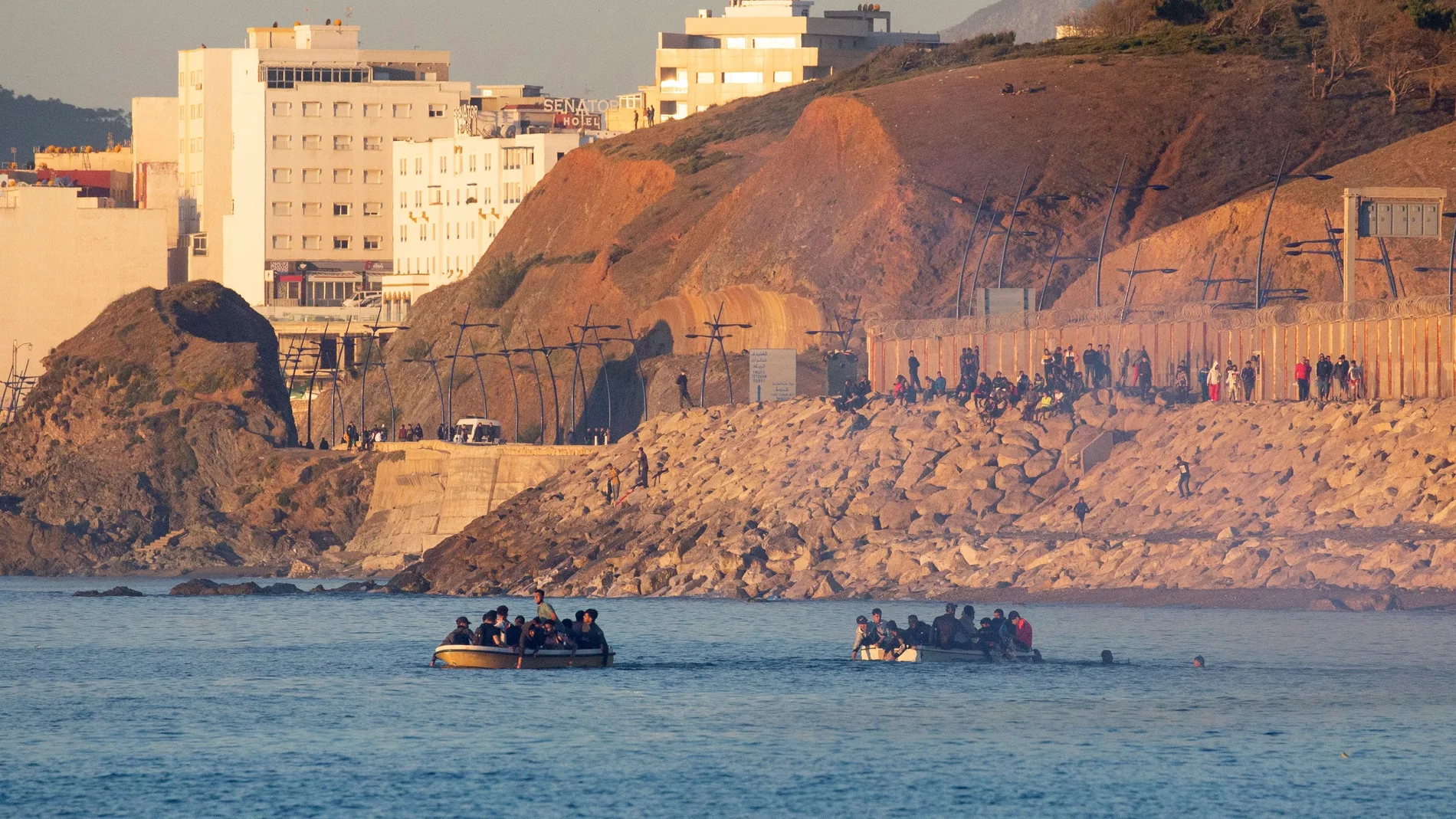 Imagen de archivo. Dos pateras abandonan la costa de Marruecos EFE/Brais Lorenzo