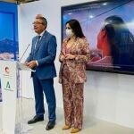 El presidente de la Diputación de Málaga y de Turismo Costa del Sol, Francisco Salado, junto a la vicepresidenta segunda y consejera delegada de Turismo Costa del Sol, Margarita del Cid