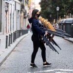 Los salarios caen a niveles de 2017, hasta los 22.837 euros brutos de media en 2020, según el INE