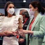 La reina Letizia (i) conversa con la presidenta madrileña, Isabel Díaz Ayuso (d), durante la inauguración de la 41 edición de la Feria Internacional del Turismo, Fitur.