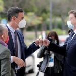 El presidente del Gobierno, Pedro Sánchez, saluda al presidente de la Generalitat, Ximo Puig (d)