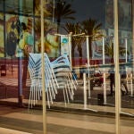 El Gobierno prevé la visita de 42 millones de turistas, la mitad que en 2019. En la imagen, Benidorm