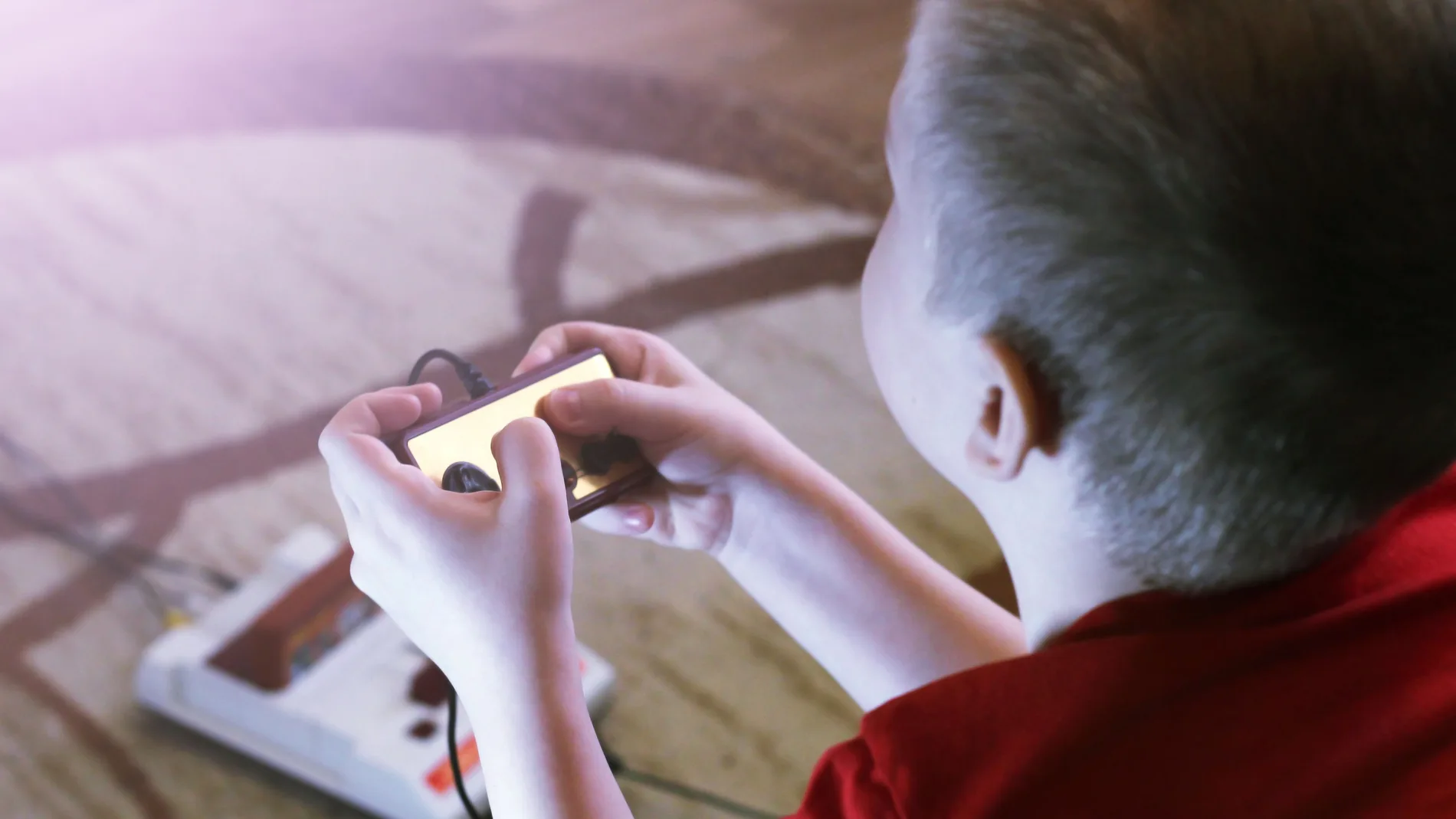 Niño jugando a videojuegos en casa