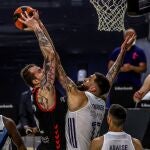 Poirier frena al pívot del RETABET Bilbao Basket Ondrej Balvin