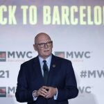 El consejero delegado de GSMA, John Hoffman, durante la presentación este jueves de las últimas novedades del Mobile World Congress (MWC) 2021, que volverá a Barcelona del 28 de junio al 1 de julio, aunque con destacadas bajas de empresas, como Samsung, Cisco, Sony, Lenovo, Intel o LG, a causa de la pandemia de la COVID, a pesar de lo cual se espera la asistencia presencial de entre 30.000 y 50.000 personas, además de 300 expositores (la mayoría presenciales, otros virtuales) y unos 600 ponentes. EFE/Andreu Dalmau.