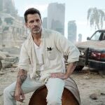 Zack Snyder posa en un decorado de "El ejército de los muertos"