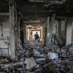 Un palestino inspecciona uno de los edificios derribados por los bombardeos israelíes en Gaza