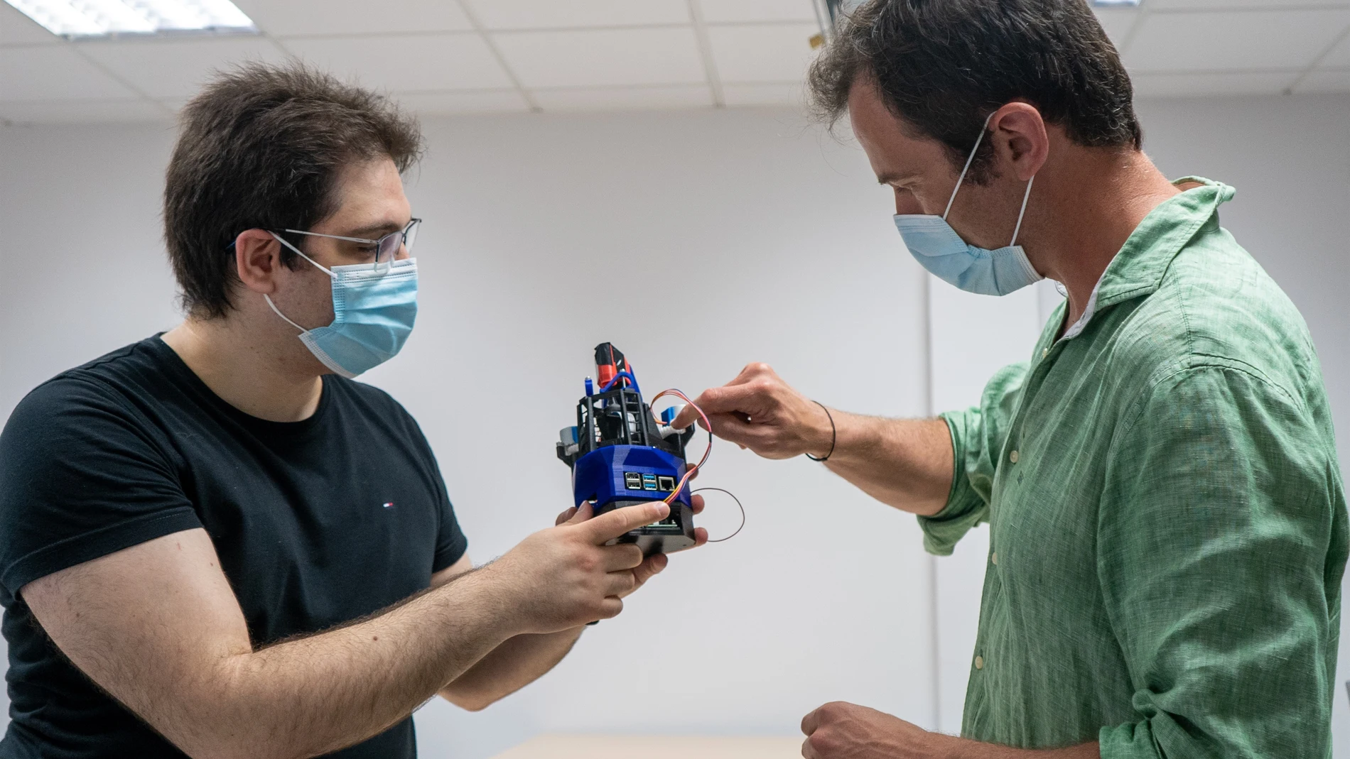 La Cátedra Isaac Peral-NAVANTIA impulsa la ciencia ciudadana, impresión 3D e inteligencia artificial para detectar microplásticos en el Puerto de Cartagena