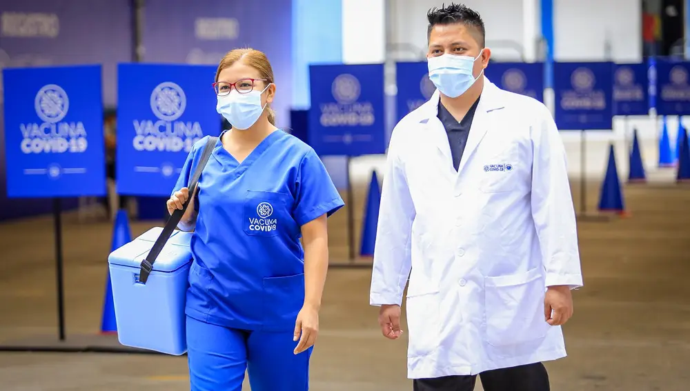 El Salvador inmuniza a su población veinte veces más rápido que su vecino Honduras