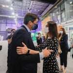 El vicepresidente de la Junta de Andalucía, Juan Marín (i), saluda a la líder de Ciudadanos, Inés Arrimadas (d), durante la presentación de la campaña de Andalucía en la feria de turismo FITUR