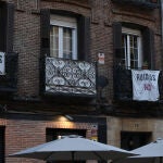 Terrazas en la calle Ponzano que ocupan plazas de aparcamiento en ambos lados de la calle. Los vecinos protestan por ruidos a altas horas de la noche.
