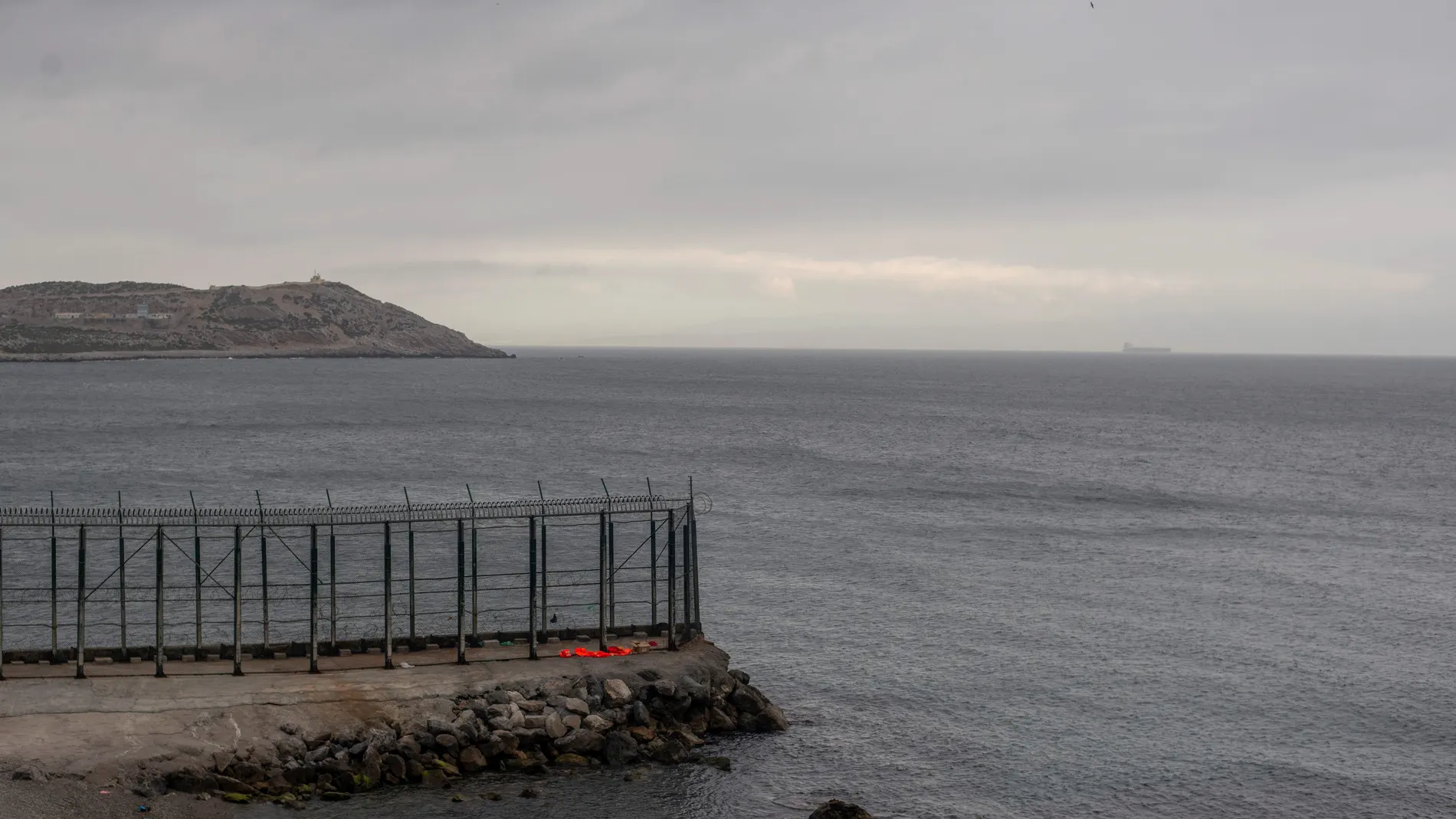 Vista de la frontera de Benzú en la que en los días pasados los migrantes también intentaron cruzar a España