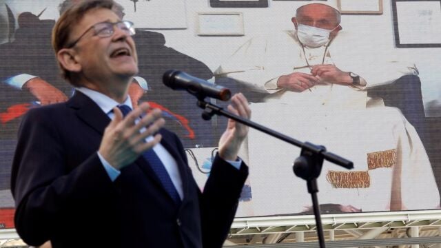 El presidente de la Generalitat, Ximo Puig, en el estadio Ciutat de València durante la conexión en directo con el papa Francisco