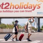 Varios turistas se dirigen a la terminal de salida del aeropuerto de Palma.