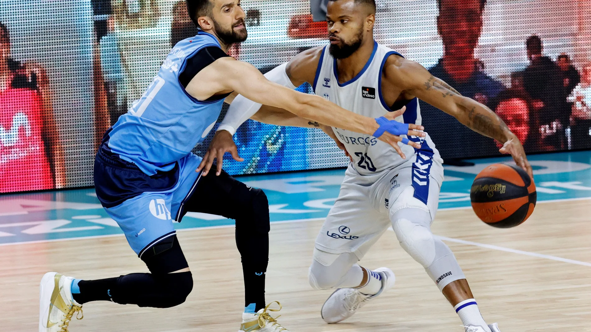 El base del Estudiantes Aleksandar Cvetkovic (i) defiende a Omar Cook (d), base del San Pablo Burgos