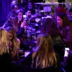 El ensayo en Stiges el pasado mayo donde 400 personas pudieron celebrar una noche como antes de la pandemia. EFE/Alejandro García