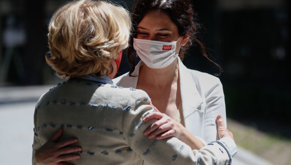 La presidenta de la Comunidad de Madrid en funciones, Isabel Díaz Ayuso, en la presentación del nuevo libro de la expresidenta regional Esperanza Aguirre, "Sin complejos"