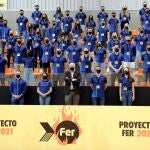 El empresario Juan Roig (c), presidente de la Fundación Trinidad Alfonso (FTA), posa con los deportistas durante la gala celebrada este viernes para presentar su proyecto de becas y apoyo a deportistas olímpicos y paralímpicos con el que se ayuda a 142 deportistas con un desembolso de 1,2 millones por parte de la fundación