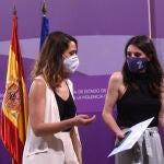 La secretaria de Estado de Igualdad y contra la Violencia de Género, Noelia Vera (i) y la ministra de Igualdad, Irene Montero (d), comparecen después de la reunión urgente del Pacto de Estado contra la Violencia de Género en el Ministerio de Igualdad, a 21 de mayo de 2021, en Madrid (España). La reunión ha sido convocada por los últimos cinco asesinatos machistas y el hijo de una de ellas, en la última semana. Un total de 13 mujeres han sido asesinadas por su pareja o expareja y dos menores en 2021.21 MAYO 2021;IGUALDAD;IRENE MONTERO;VIOLENCIA MACHISTA;ASESINATO;Cézaro De Luca / Europa Press21/05/2021