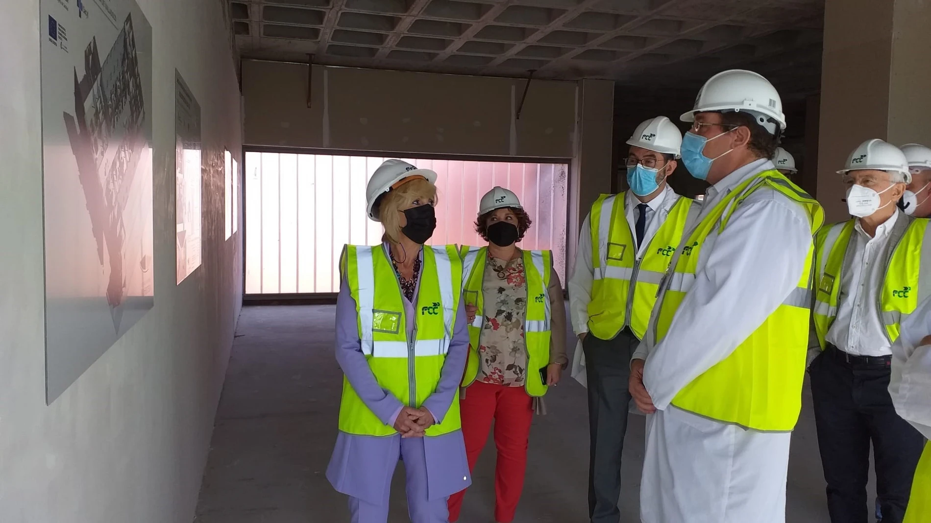 La consejera de Sanidad, Verónica Casado, (i) durante la visita a las obra de la UCI de aislamiento de alto nivel