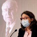 La vicepresidenta y portavoz del Consell, Monica Oltra, en presencia de una imagen del poeta Francisco Brines, fallecido este jueves a la edad de 89 años, durante la rueda de prensa tras la sesión plenaria semana del Gobierno valenciano