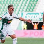 Raúl Guti celebra el segundo gol del Elche.
