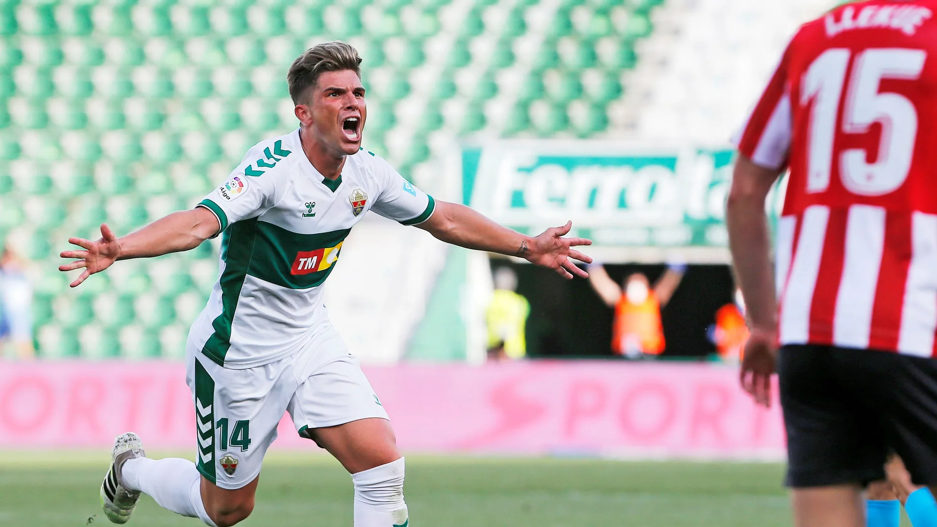 Raúl Guti celebra el segundo gol del Elche.