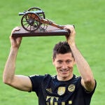 Robert Lewandowski levanta el trofeo como máximo goleador de la Bundesliga.