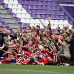 GRAF4673. VALLADOLID, 22/05/2021.- Los jugadores del Atlético de Madrid celebran el título de Liga tras ganar al Real Valladolid por 1-2 en el último partido de LaLiga Santander. EFE/Ballesteros