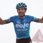 Lorenzo Fortunato levanta los brazos para celebrar su victoria en el Zoncolan