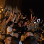 Varias personas en ambiente festivo en Barcelona