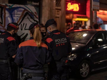 Varios mossos d'esquadra, frente a jóvenes en ambiente festivo, a 22 de mayo de 2021, en Barcelona, Catalunya (España). La Guardia Urbana de Barcelona, en un operativo conjunto con los Mossos d'Esquadra, han desalojado a un total de 3.959 personas por formar aglomeraciones en más de 30 puntos de la ciudad la madrugada de este sábado. Este es el tercer fin de semana en el que Urbana y Mossos desalojan a centenares de personas de espacios públicos de la capital catalana tras el fin del estado de alarma y el levantamiento del toque de queda decretado para frenar los contagios de Covid-19 el pasado 9 de mayo22 MAYO 2021;DESALOJO;BARCELONA;FIESTA;ESTADO DE ALARMA;MADRUGADALorena Sopêna / Europa Press22/05/2021