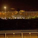 Varios marroquíes intentan llegar a suelo español desde la frontera que separa Melilla y Marruecos, a 21 de mayo de 2021, en Marruecos. La noche de este viernes medio centenar de personas ha intentado llegar a suelo español pero las fuerzas y cuerpos de seguridad desplegadas en la zona se lo han impedido. Este es uno de los muchos intentos de llegar a suelo español que se llevan produciendo desde el inicio de esta semana en la frontera que separa Marruecos de Ceuta y Melilla.21 MAYO 2021;MELILLA;SALTO;INMIGRACIÓN;MARRUECOS;FRONTERAÁngela Ríos / Europa Press21/05/2021