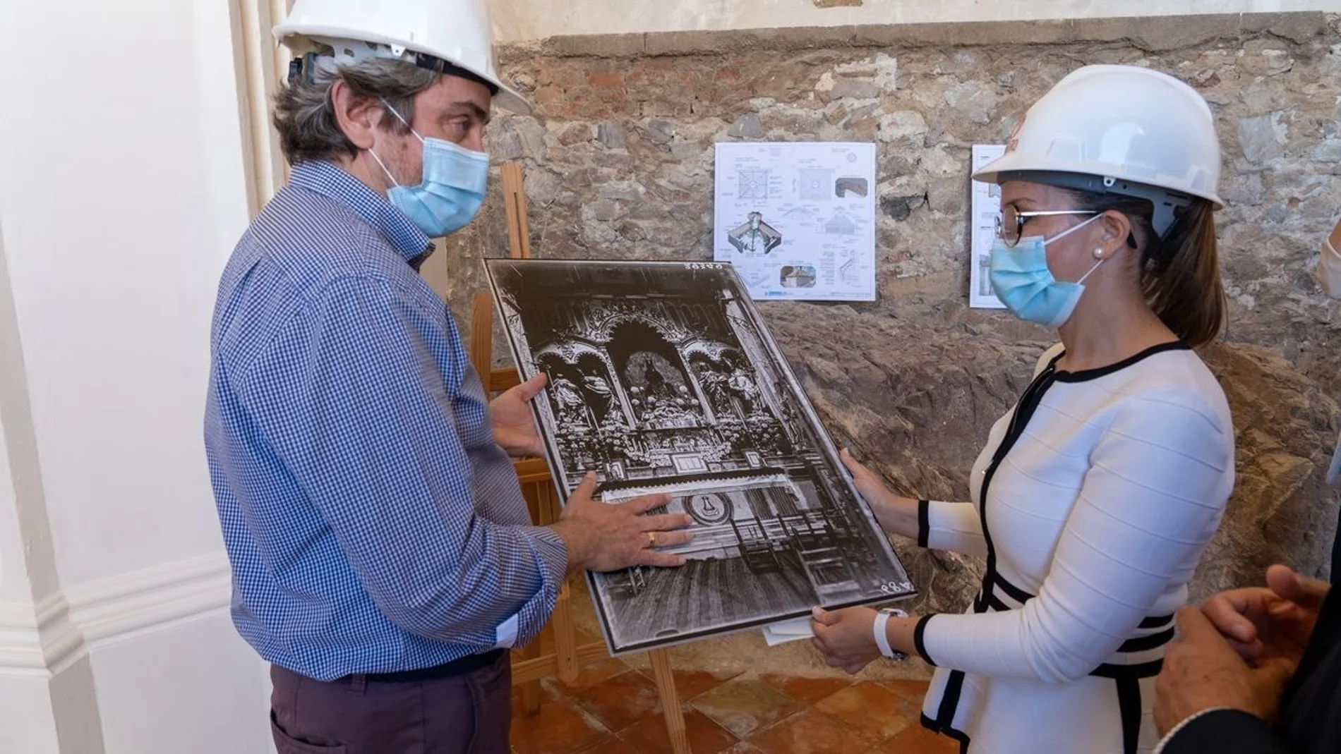 La alcaldesa de Cartagena, Ana Belén Castejón, ha visitado esta semana la Catedral Antigua para comprobar el avance de las obras de restauración de la Capilla del Concejo, y lo ha hecho acompañada por la vicealcaldesa, Noelia Arroyo