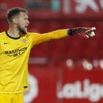Tomás Vaclik con el Sevilla.