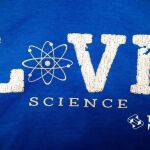 Logo en una sudadera del Tech Museum tomada por Ray_Explores