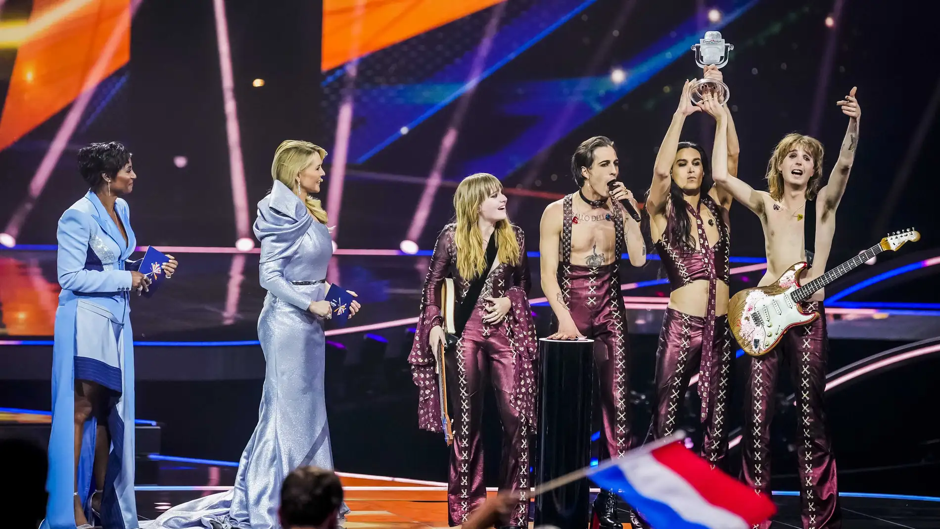 Maneskin recibe el micrófono de cristal