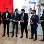 López Miras preside el acto de inauguración del stand de la Región, con el consejero de Presidencia, Turismo y Deportes, el secretario general de la Consejería, el director general de Turismo, y los alcaldes de Caravaca y Pliego