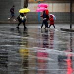 Transeúntes pasan por un paso de cebra en una calle de Alicante