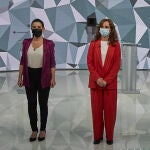 Rocío Monasterio y Mónica García posan minutos antes del comienzo del primer debate electoral previo a los comicios a la Asamblea de Madrid.