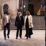 El expresidente de Catalunya, Quim Torra (c) y la presidenta del Parlament, Laura Borràs (d), salen del Palau de la Generalitat, tras asistir a la posesión del cargo como presidente de la Generalitata de Pere Aragonès, a 24 de mayo de 2021, en Barcelona.Marc Brugat / Europa Press24/05/2021