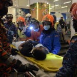 Kuala Lumpur (Malaysia), 24/05/2021.- Rescue personnel help injured passengers at KLCC station after an accident involving Kuala Lumpur Light Rail Transit (LRT) trains in Kuala Lumpur, Malaysia, 24 May 2021. More than 230 people were injured after two LRT trains collided in a tunnel in Kuala Lumpur. (Malasia) EFE/EPA/STR MALAYSIA OUT
