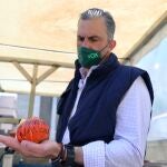 El secretario general de Vox, Javier Ortega Smith, apoya la protesta de los agricultores por la negociación del trasvase Tajo Segura, frente al ministerio de Transición Ecológica.