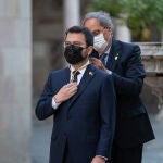 El expresidente de la Generalitat, Quim Torra (d), impone la medalla de presidente de la Generalitat de Catalunya a Pere Aragonès